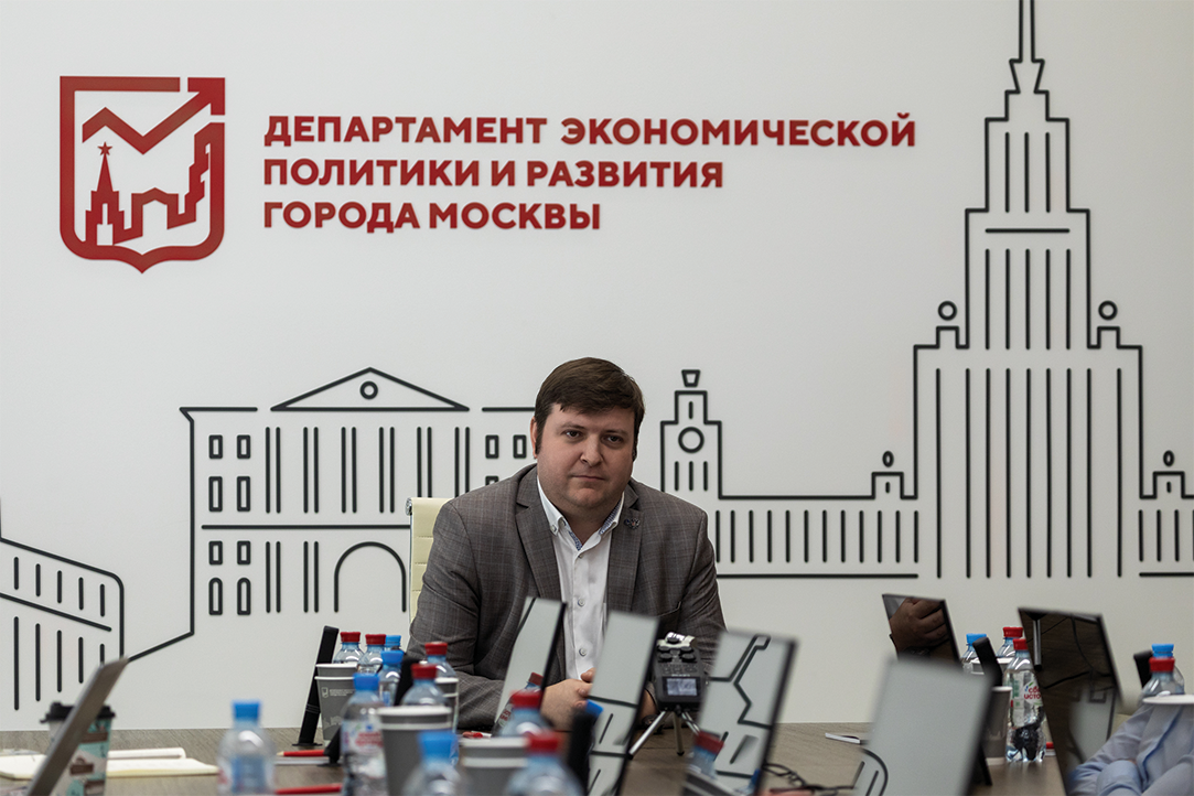 «ИИ влечет за собой изменение рабочей среды»: Михаил Комаров выступил с лекцией в Департаменте экономической политики и развития города Москвы